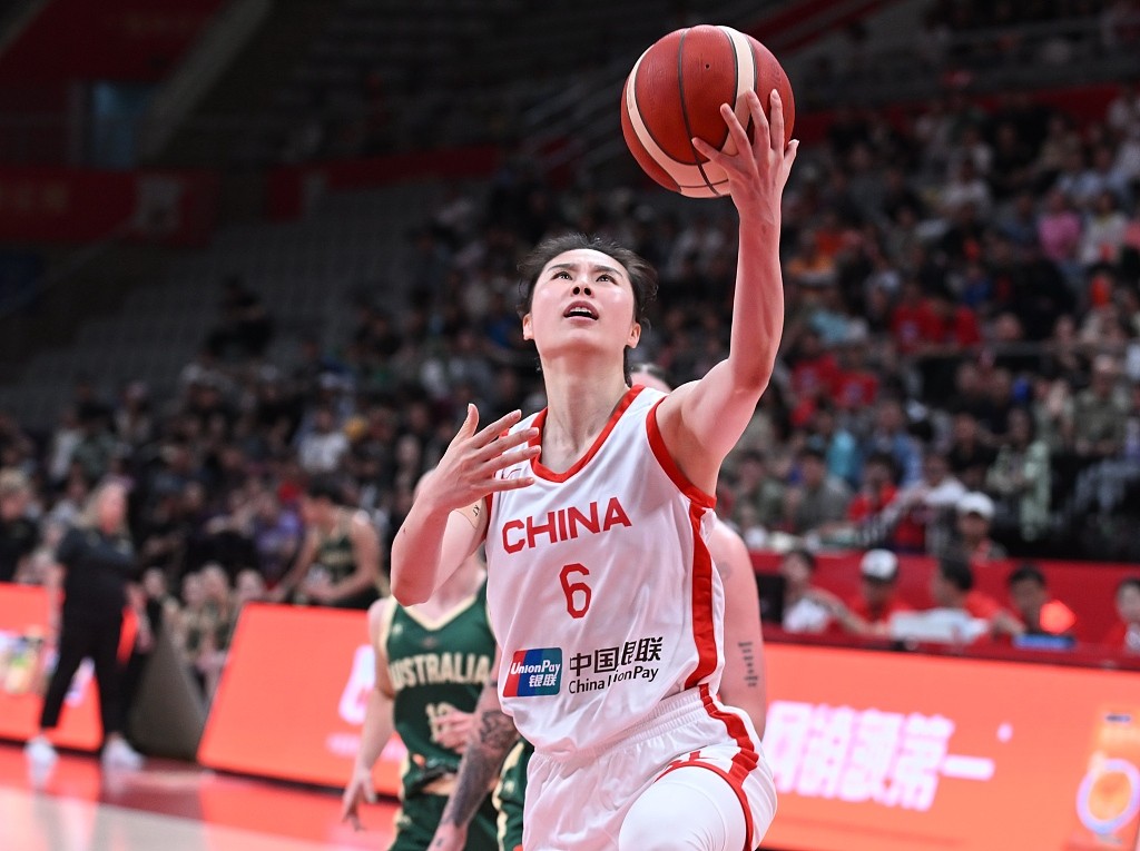 Wang Siyu (#6) of China drives toward the rim in the game against Australia in Shenyang City, northeast China's Liaoning Province, June 2, 2024. /CFP