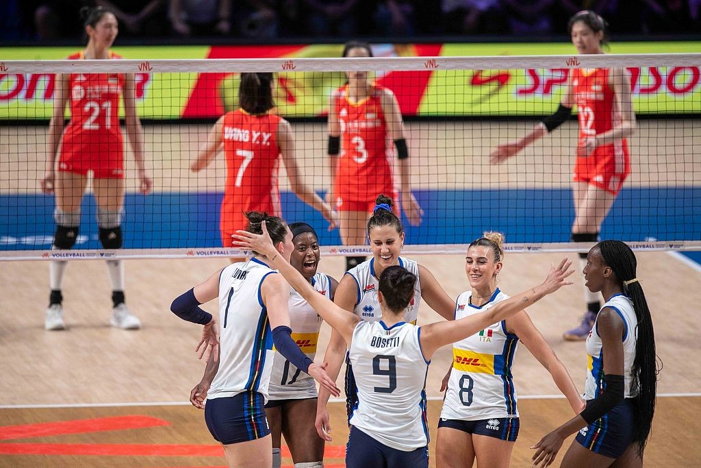 Players of Italy (bottom) celebrate after scoring in the Women's Volleyball Nations League game against China in south China's Macao Special Administrative Region, June 2, 2024. /CFP