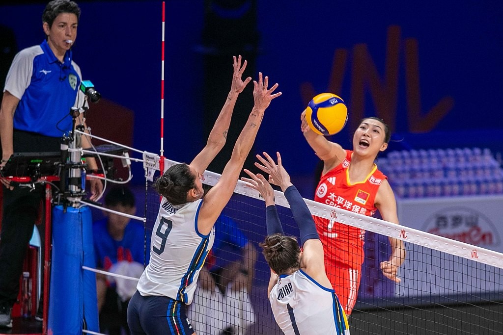 Yuan Xinyue (R) of China competes in the Women's Volleyball Nations League game against Italy in south China's Macao Special Administrative Region, June 2, 2024. /CFP