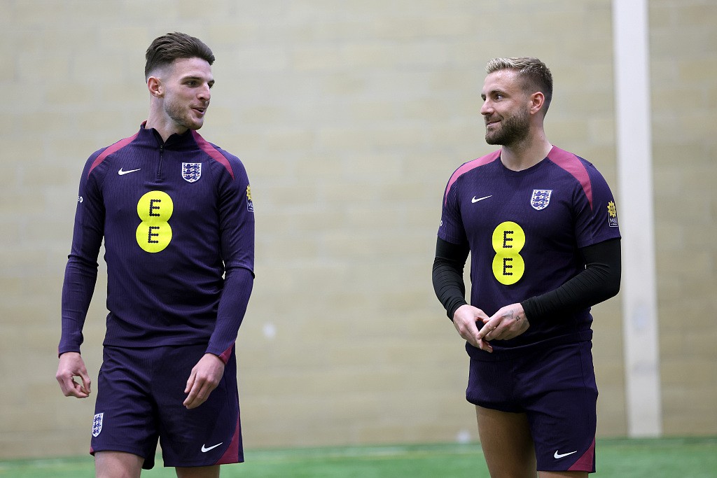Luke Shaw (R) and Declan Rice of England look at each other during team practice at Rockliffe Park in Darlington, England, May 29, 2024. /CFP