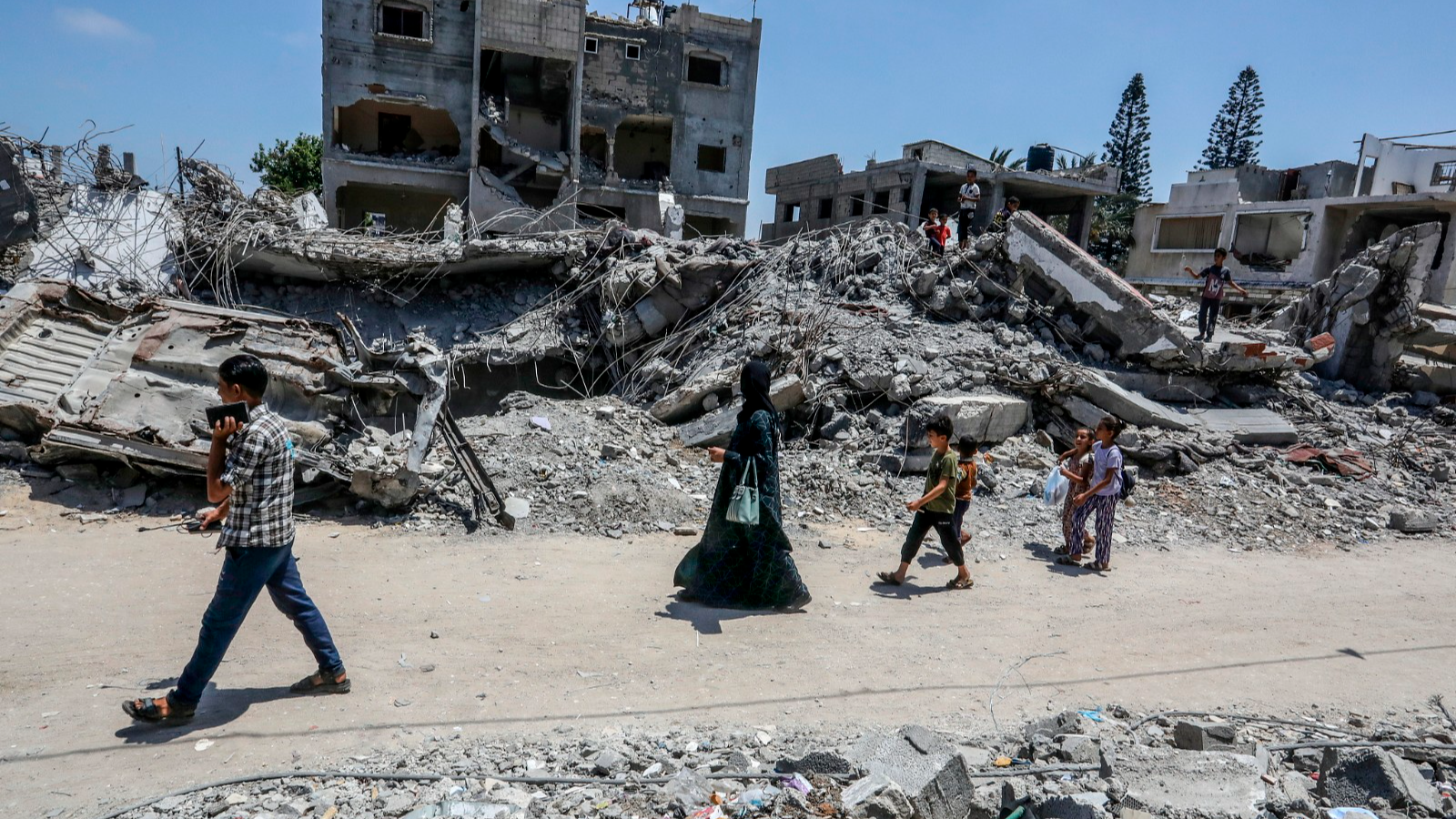 People walk next to destroyed buildings after an Israeli air strike in the city of Deir al-Balah, Gaza, June 2, 2024. /CFP