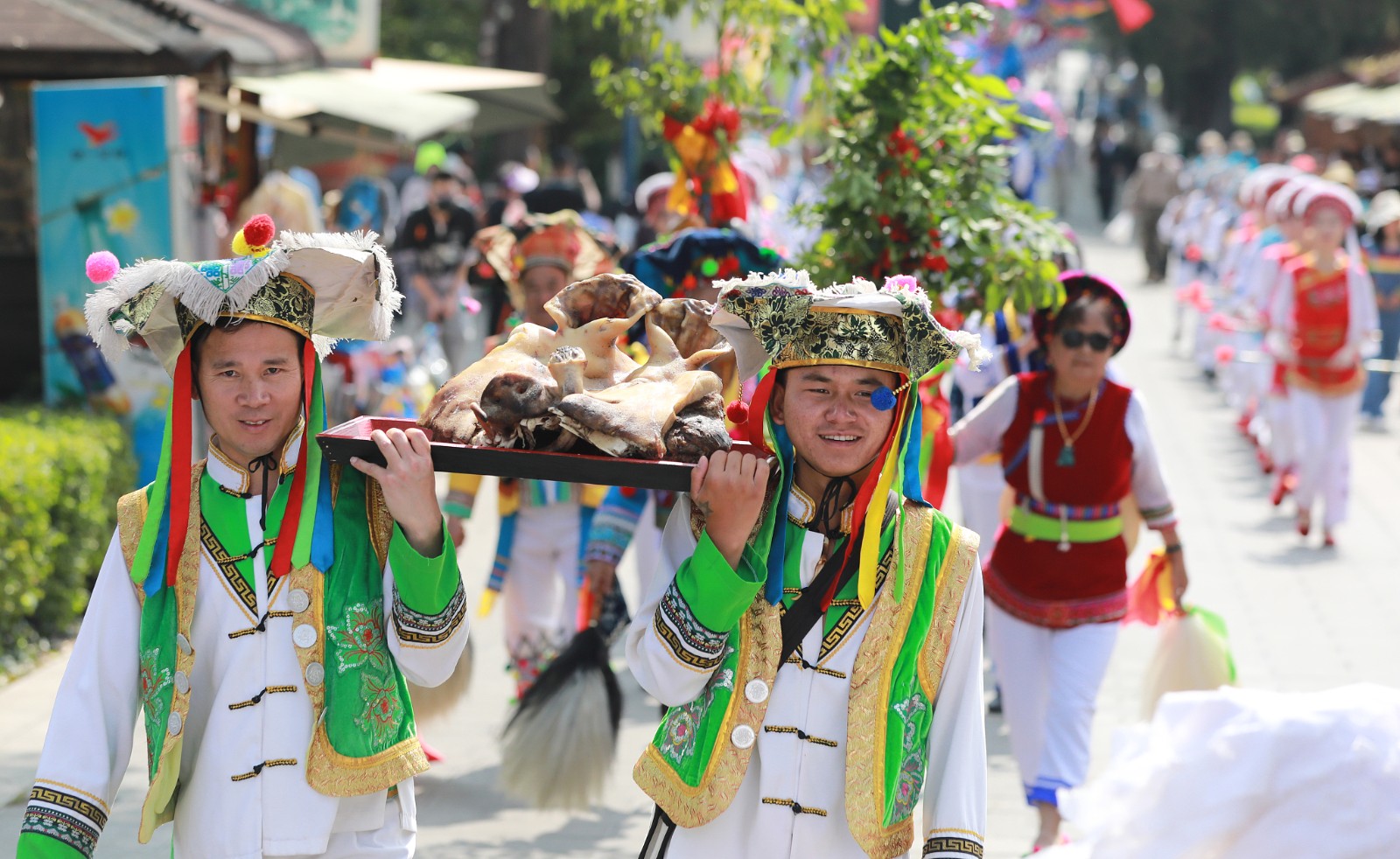 A file photo shows people from the Bai ethnic group dressed in traditional folk costumes taking part in Raosanling celebrations in Kunming, Yunnan Province. /CFP