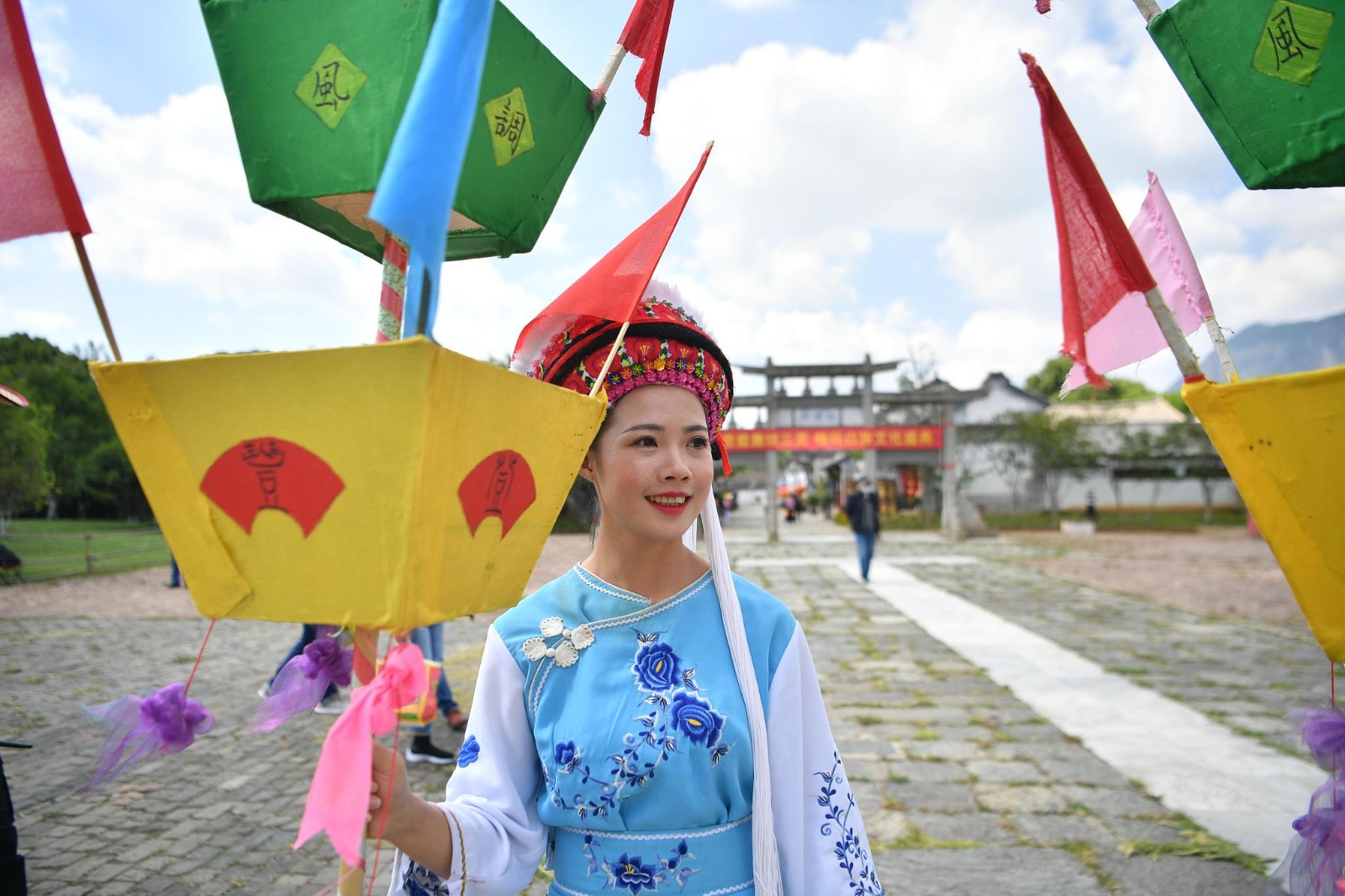 A file photo shows a woman from the Bai ethnic group dressed in traditional folk costume taking part in Raosanling celebrations in Kunming, Yunnan Province. /CFP