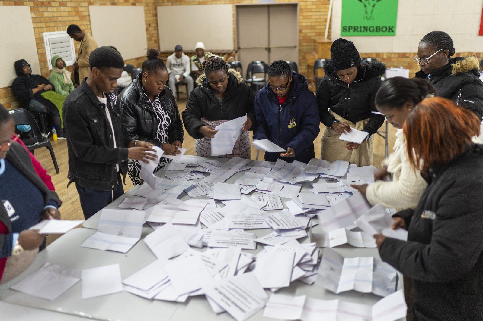 Election volunteers count ballots in Johannesburg, South Africa, May 29, 2024. /CFP