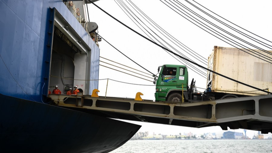 File photo shows a freighter loaded with goods at a port in Kaohsiung, southeast China's Taiwan. /Xinhua