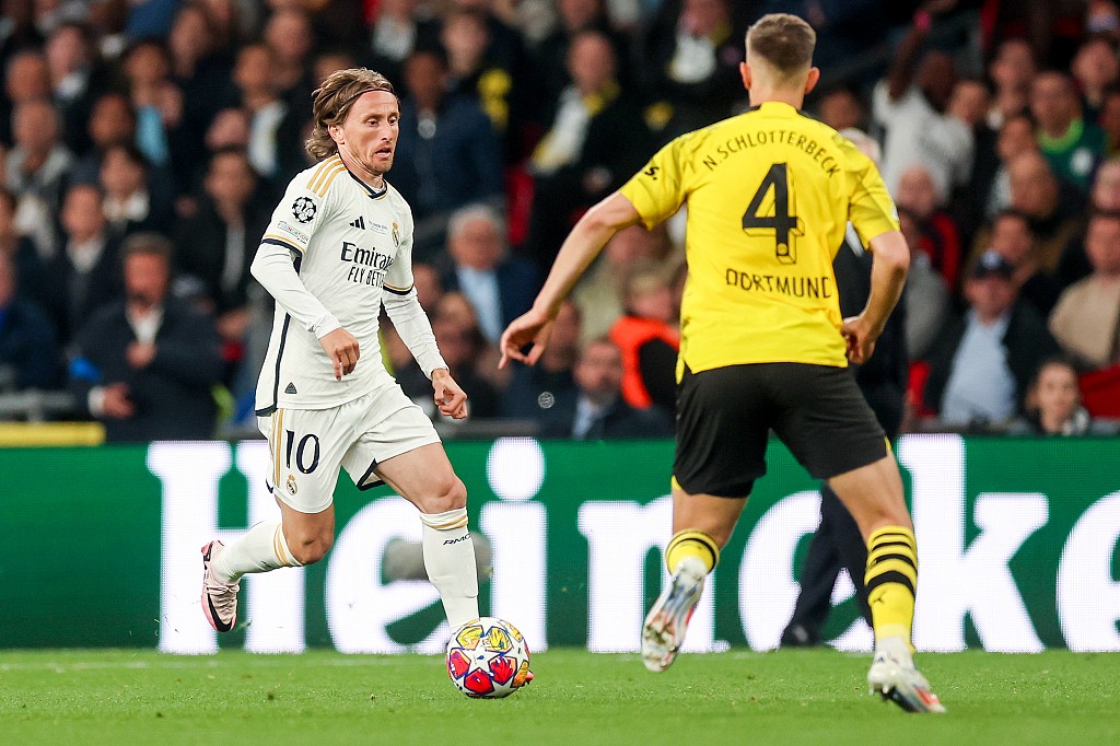 Luka Modric (L) of Real Madrid dribbles in the UEFA Champions League final against Borussia Dortmund at Wembley Stadium in London, England, June 1, 2024. /CFP 