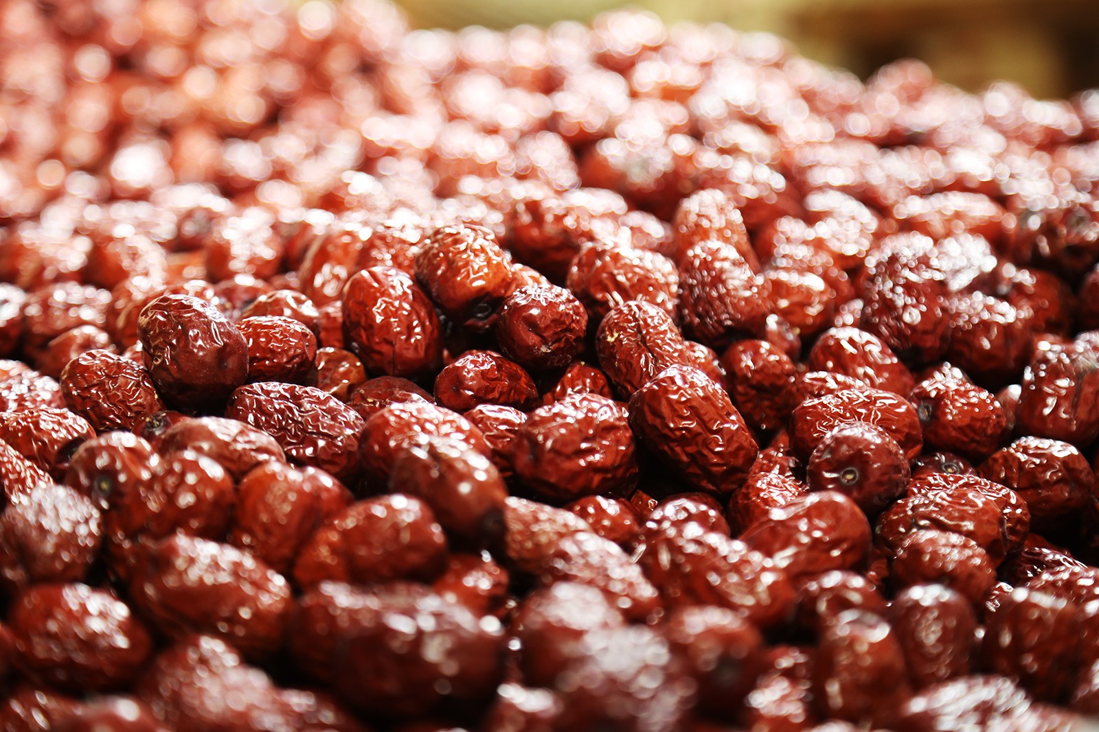 Dried jujubes are displayed for sale at the Xinjiang International Grand Bazaar in Urumqi. /CGTN
