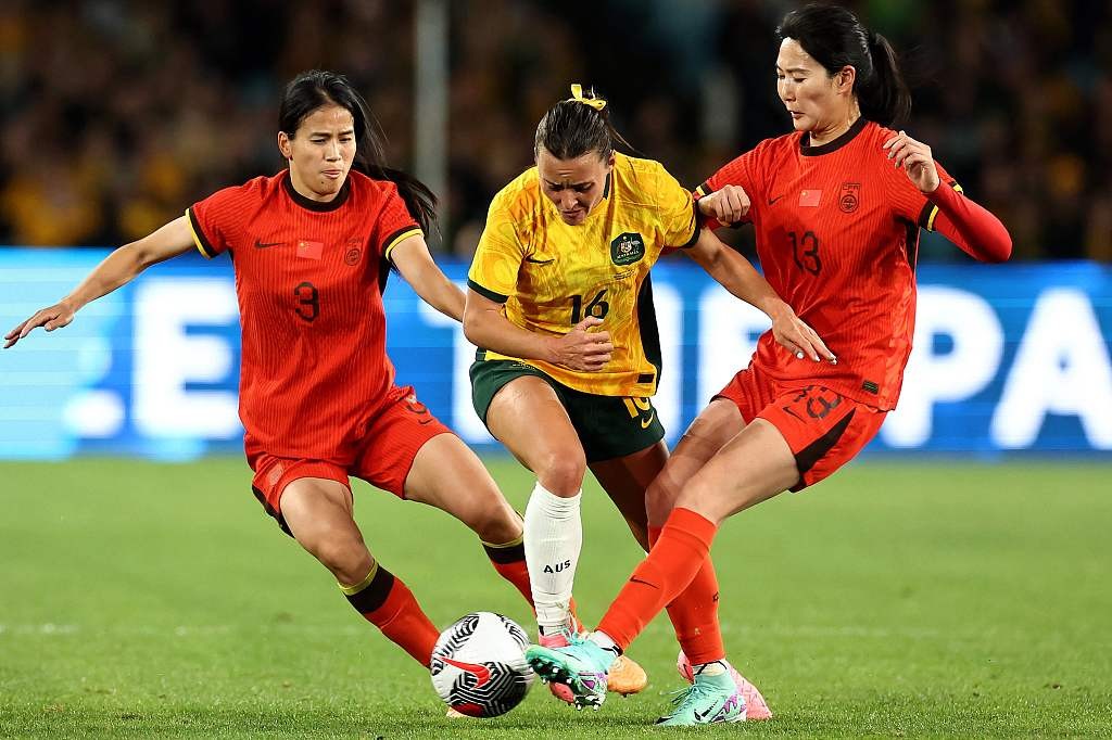Hayley Raso (C) of Australia competes for the ball in the international friendly against China at Accor Stadium in Sydney, Australia, June 3, 2024. /CFP