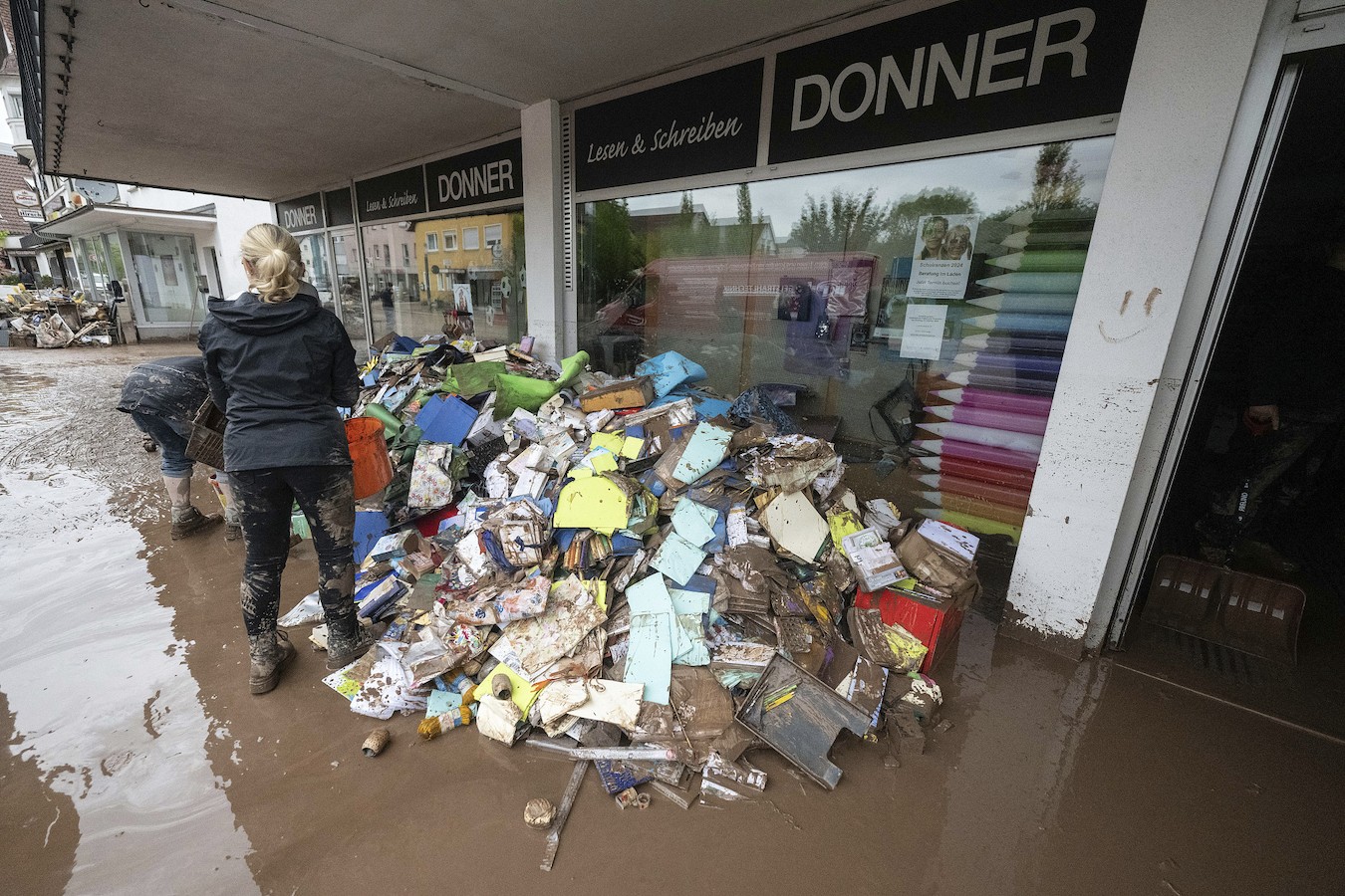 People clean up in front of a retail store in Rudersberg, Baden-Wurttemberg, Germany, June 3, 2024. /CFP