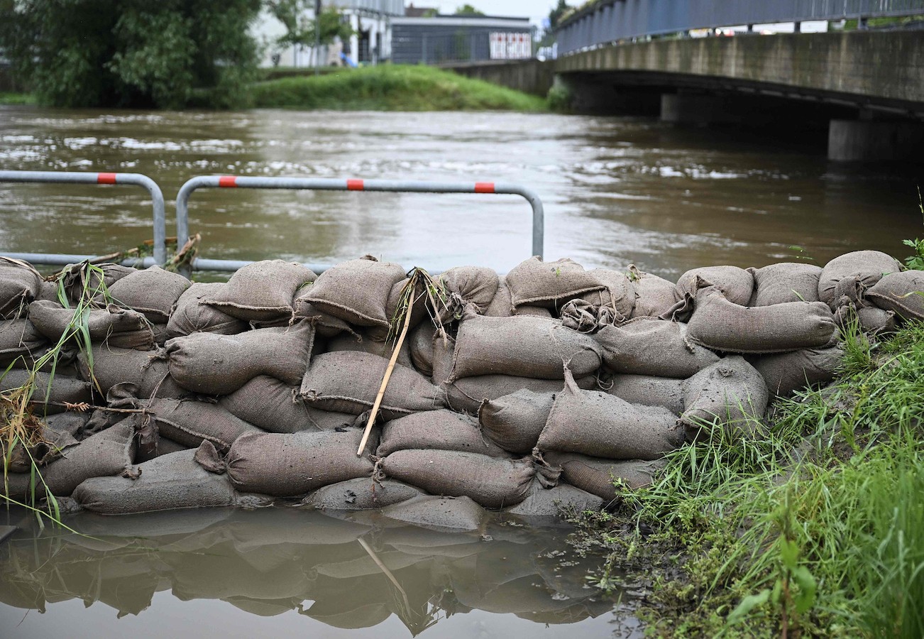 Sand bags are piled up as a protection along the Paar River in a flood-ravaged area of Reichertshofen in Bavaria, Germany, June 3, 2024. /CFP