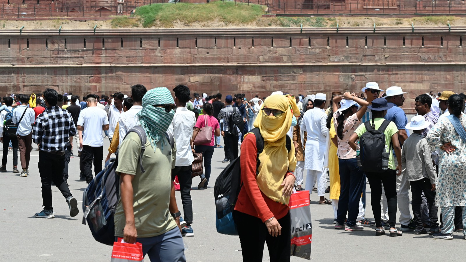 Visitors at Red Fort during hot weather in New Delhi, India, June 2, 2024. /CFP 
