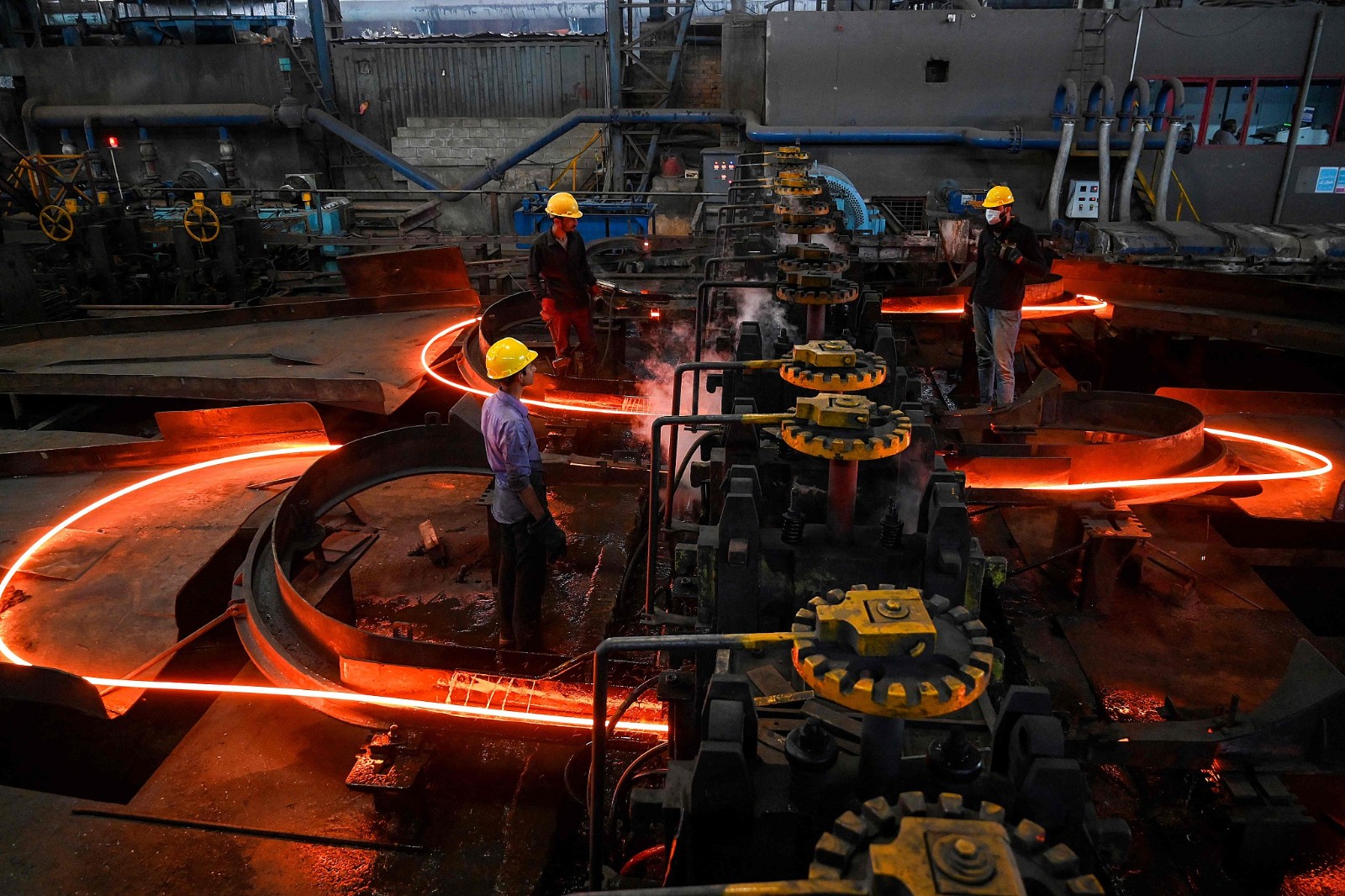 Workers working at a steel plant in Islamabad, Pakistan on April 30./ CFP