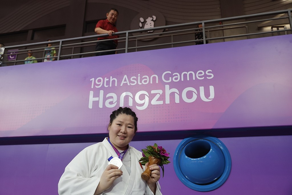 Xu Shiyan of China poses with the judo women's +78-kilogram silver medal at the 19th Asian Games in Hangzhou, east China's Zhejiang Province, September 26, 2023. /CFP