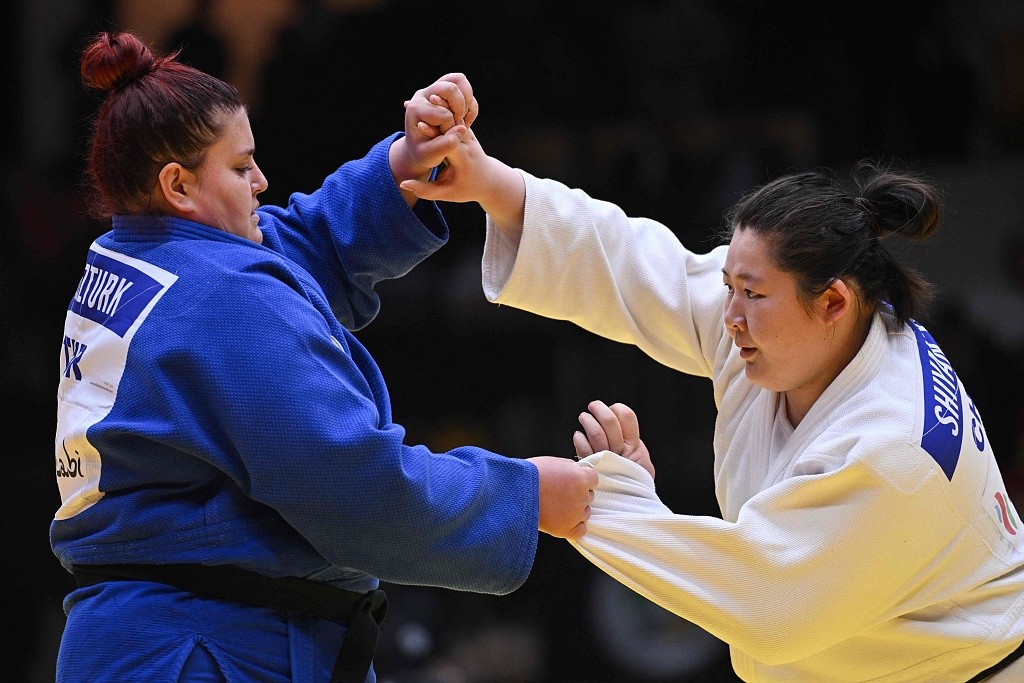 Xu Shiyan (R) of China competes with Hilal Ozturk of Türkiye in the women's +78-kilogram bronze medal bout at the Judo World Championship in Abu Dhabi, United Arab Emirates, May 23, 2024. /CFP