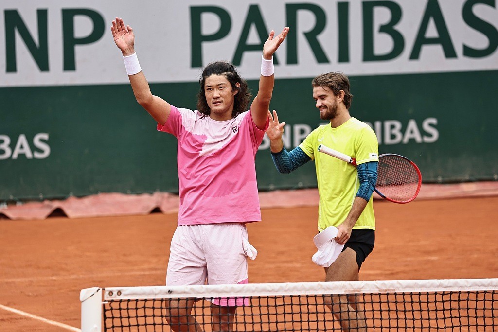 Zhang Zhizhen (L) of China and Tomas Machac of the Czech Republic celebrate after defeating Robin Haase and Botic Van de Zandschulp of the Netherlands 7-5 and 6-2 in the French Open men's doubles second-round match at Roland Garros in Paris, France, June 3, 2024. /CFP