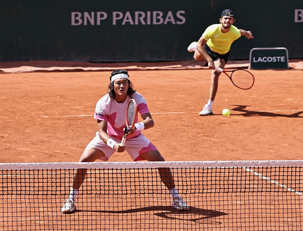 Zhang Zhizhen (L) of China and Tomas Machac of the Czech Republic compete in the French Open men's doubles second-round match against Robin Haase and Botic Van de Zandschulp of the Netherlands at Roland Garros in Paris, France, June 3, 2024. /CFP