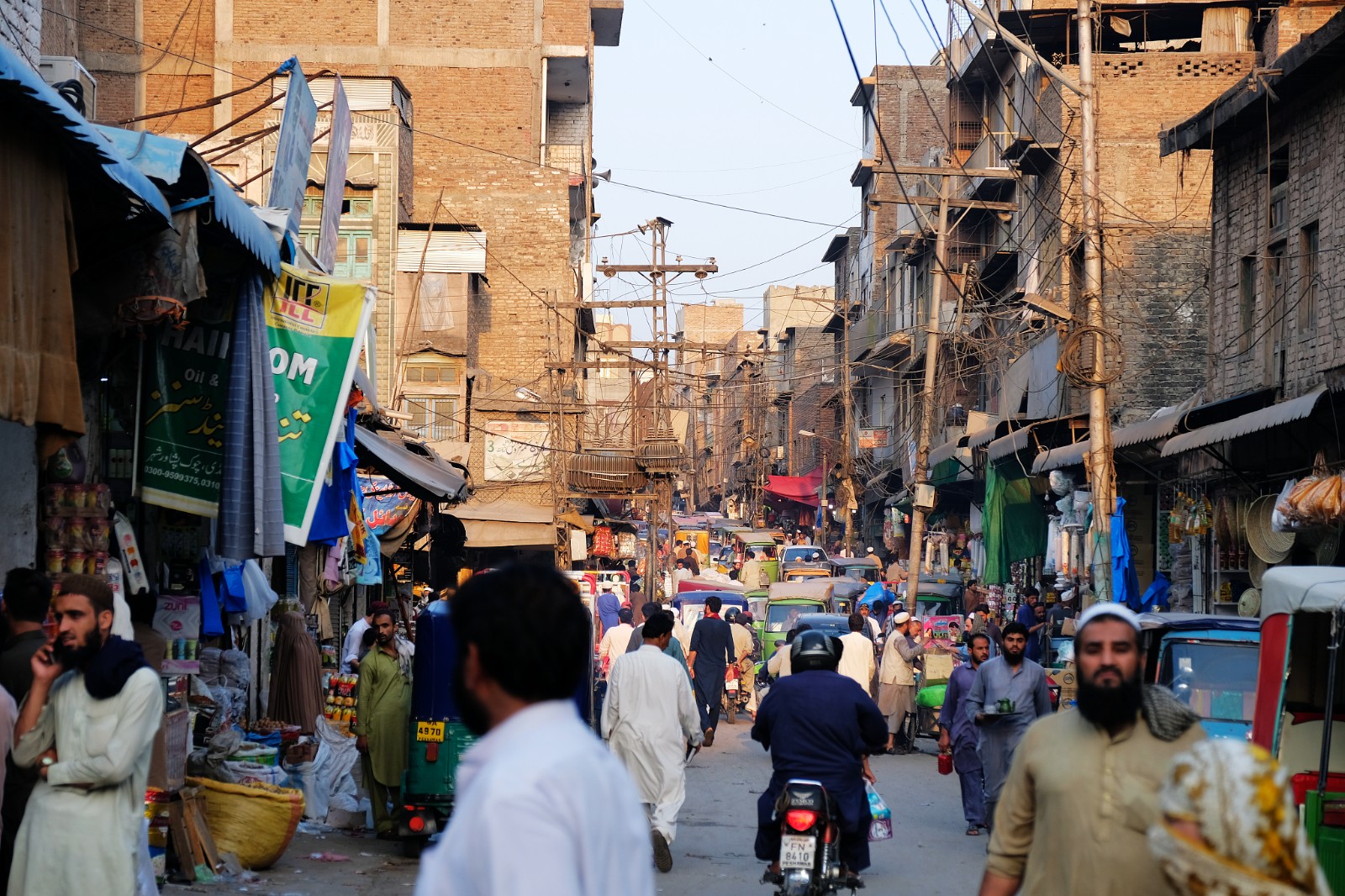 The commercial market in the center of Bashawar, Pakistan. /CFP