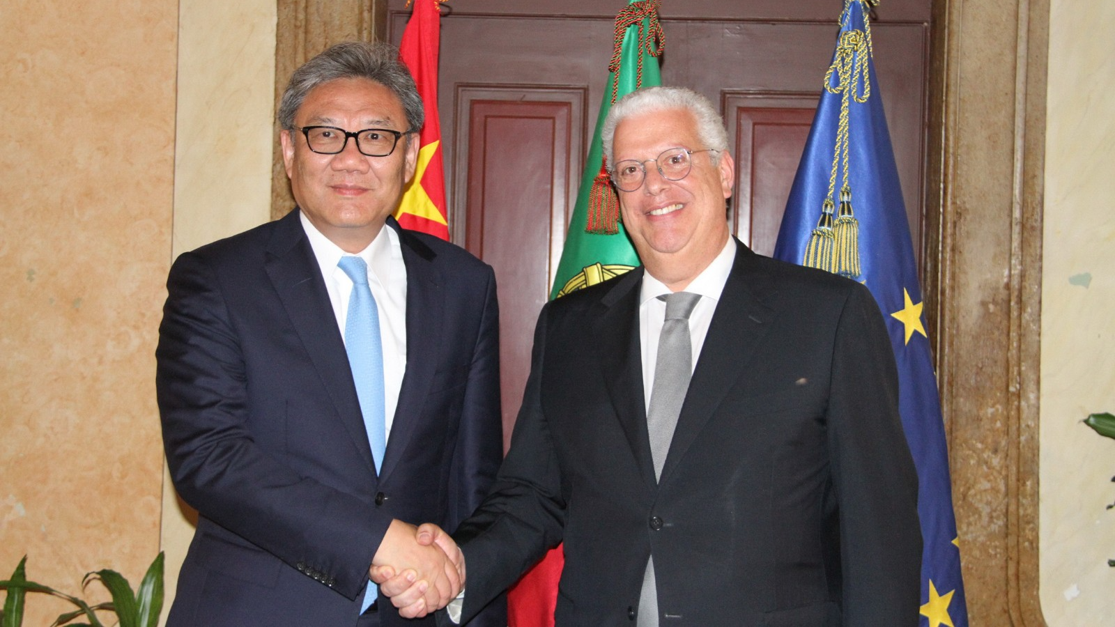 Chinese Minister of Commerce Wang Wentao (L) shakes hands with Portuguese Economy Minister Pedro Reis in Lisbon, Portugal, June 4, 2024. /Chinese Ministry of Commerce