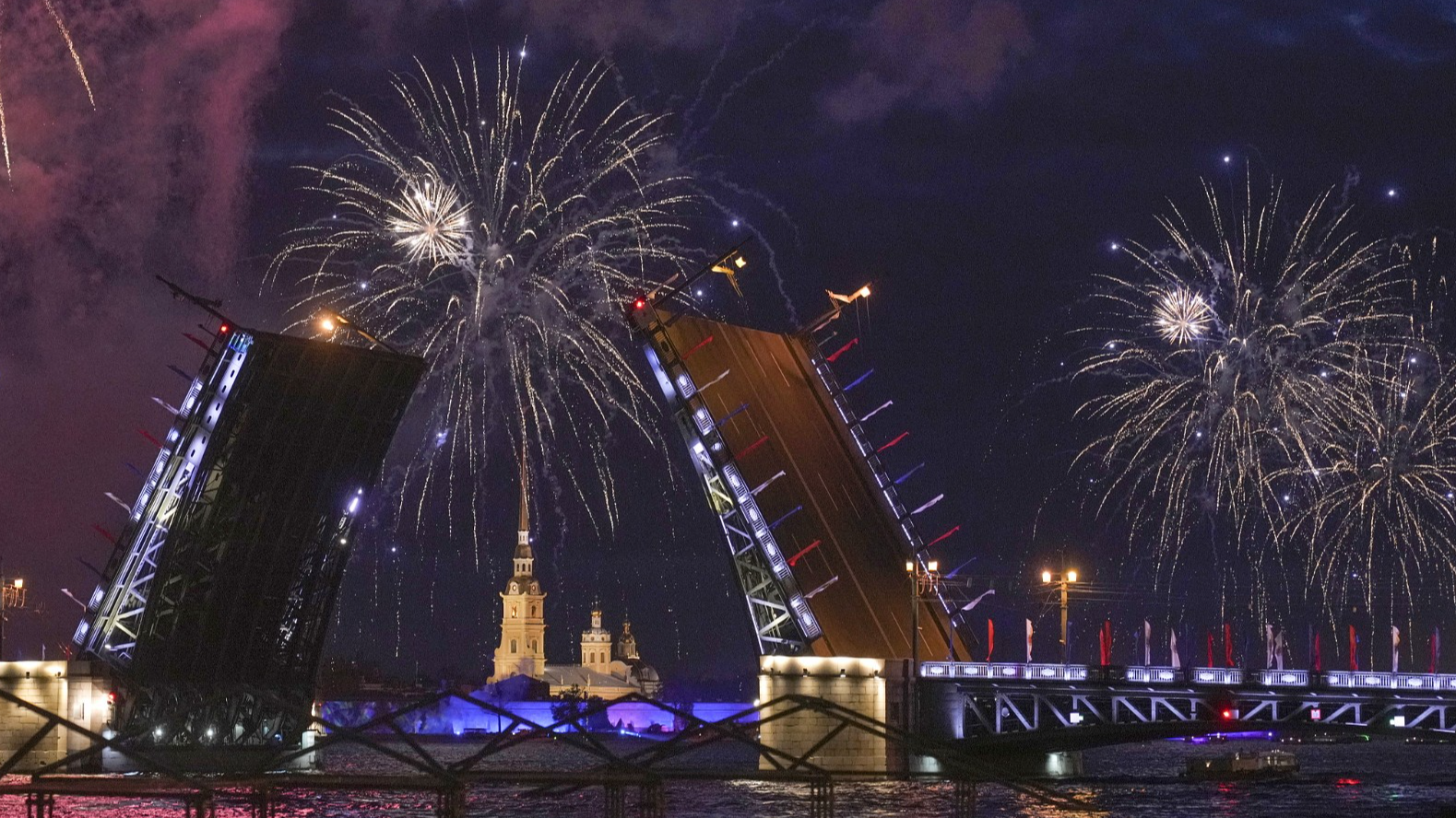 Fireworks go off over the Dvortsovy drawbridge during celebrations for the 319th anniversary of the Saint Petersburg city, Saint Petersburg, Russia, May 29, 2022. /CFP