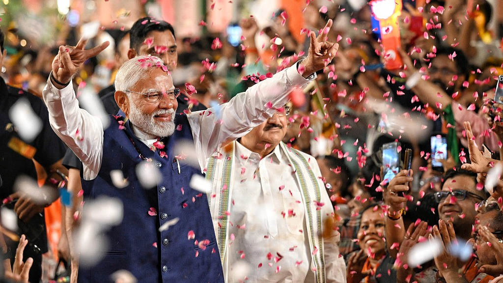 Indian Prime Minister Narendra Modi (L) and BJP National President JP Nadda greet supporters in New Delhi, India, June 4, 2024. /CFP