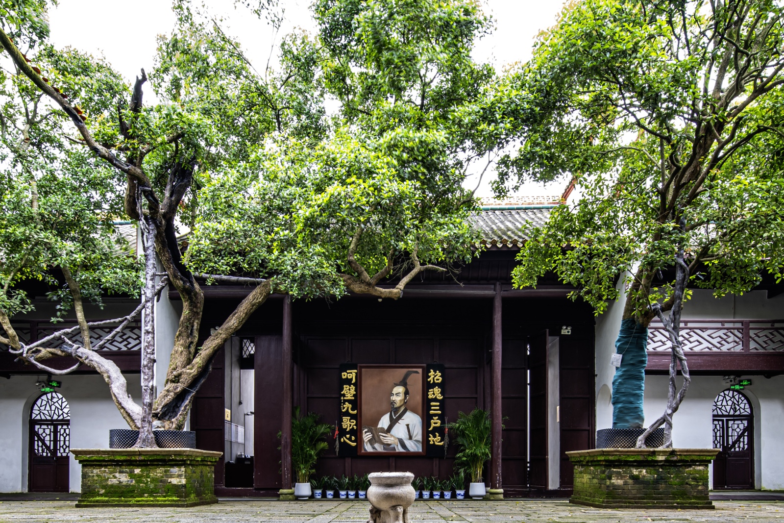 A portrait of Qu Yuan sits outside the Quzi Temple in Miluo, Hunan Province on April 20, 2024. /CFP