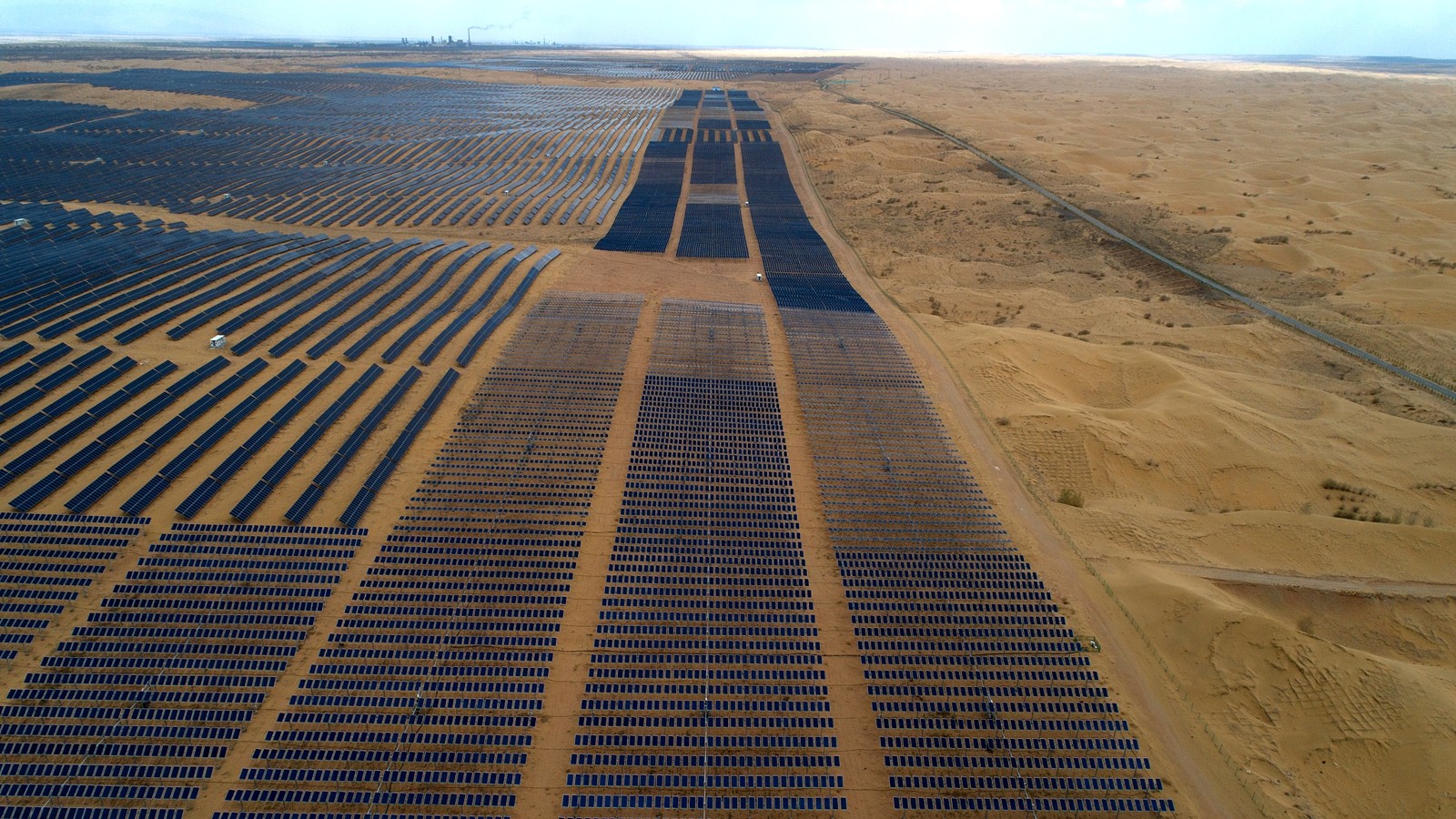 Photovoltaic sand control project in the Kubuqi Desert in Ordos City, Inner Mongolia Autonomous Region, north China, April 16, 2021. /CFP