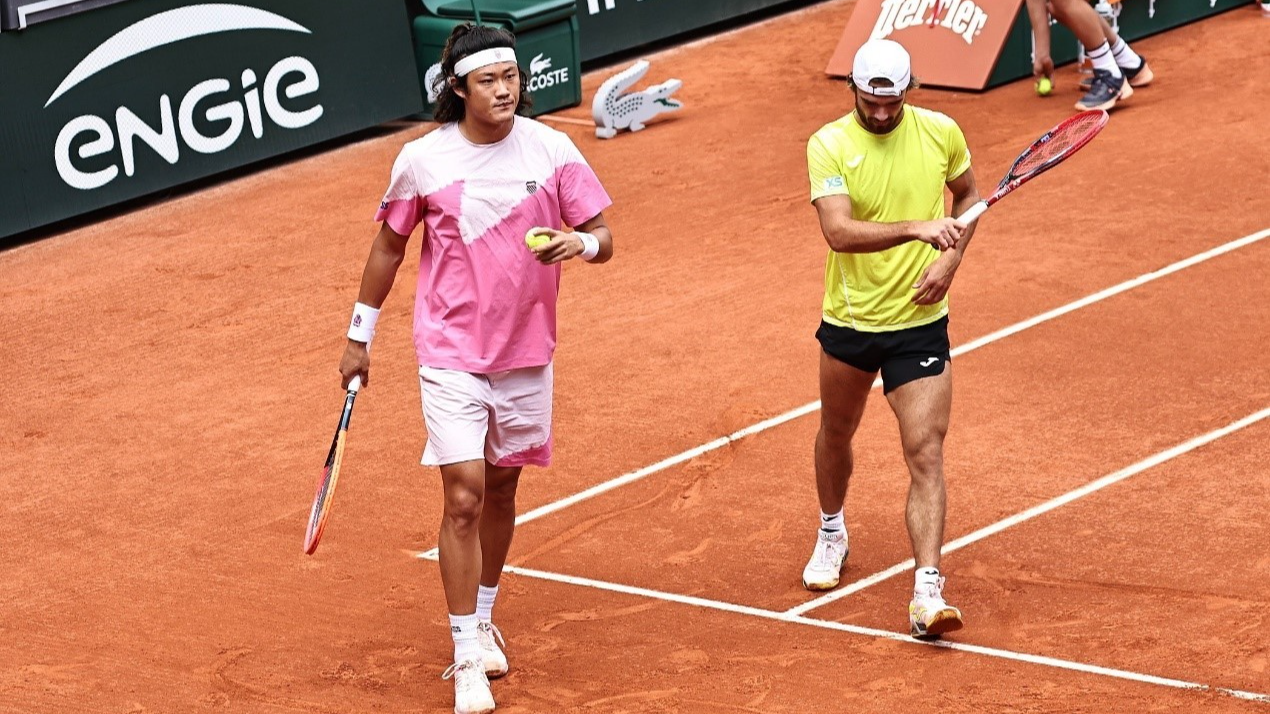Zhang Zhizhen (L) of China and Tomas Machac of the Czech Republic during the men's doubles match of the 2024 French Open Tennis Tournament at Roland Garros in Paris, France, June 4, 2024. /CFP