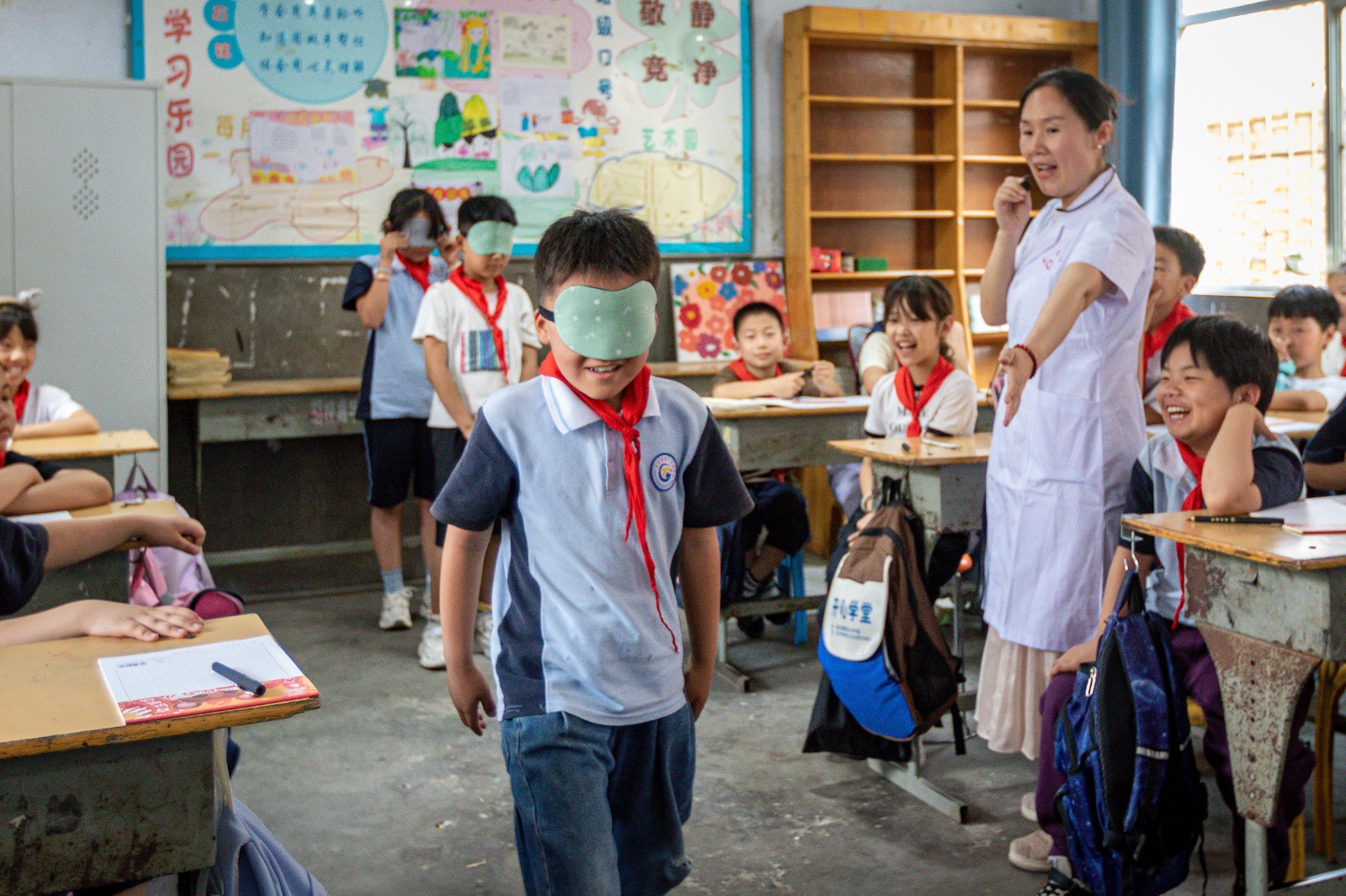 Primary school students experience the importance of eye care by walking with eyes blindfolded in Gaozhuang Town, Anyang City, central China's Henan Province, June 5, 2024. /CFP