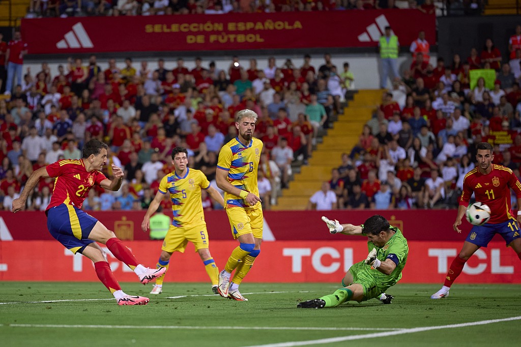 Mikel Oyarzabal (L) of Spain shoots to score in the international friendly against Andorra at Nuevo Vivero in Badajoz, Spain, June 5, 2024. /CFP