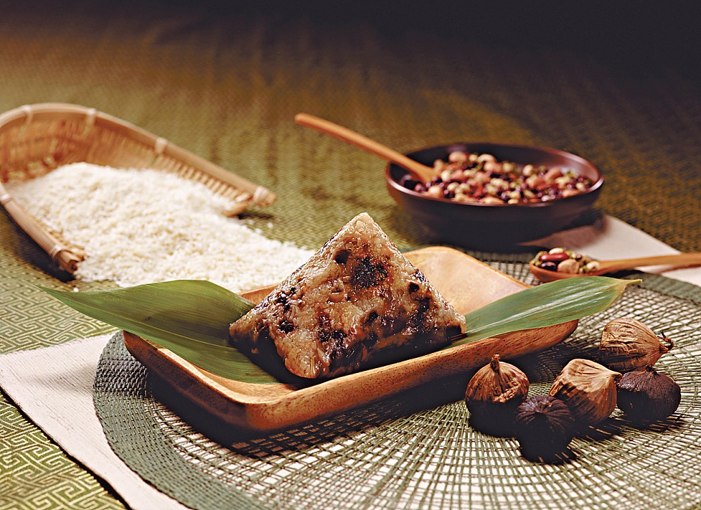 A file photo shows zongzi stuffed with black garlic and beans. /CFP