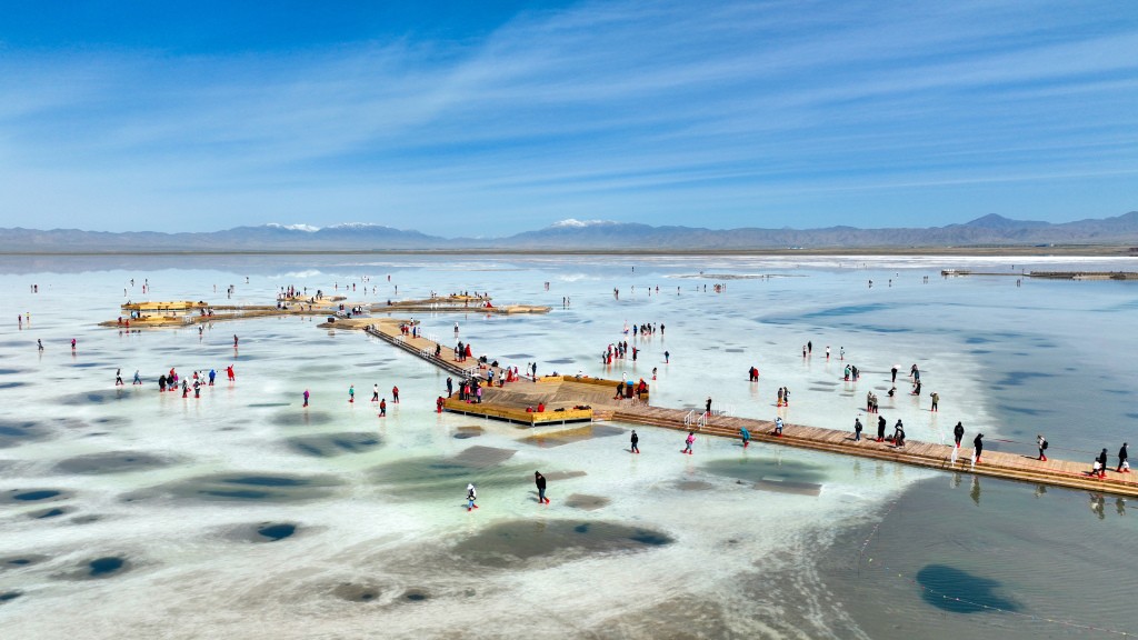 Visitors explore Chaka Salt Lake on walkways in Ulan County, Qinghai Province on June 5, 2024. /CFP
