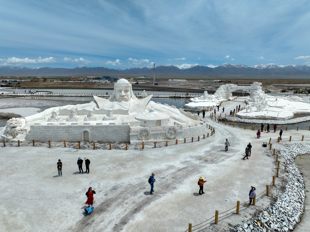 Visitors view salt sculptures at Chaka Salt Lake in Ulan County, Qinghai Province on June 5, 2024. /CFP
