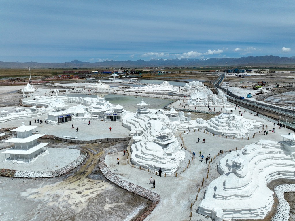 Visitors view salt sculptures at Chaka Salt Lake in Ulan County, Qinghai Province on June 5, 2024. /CFP