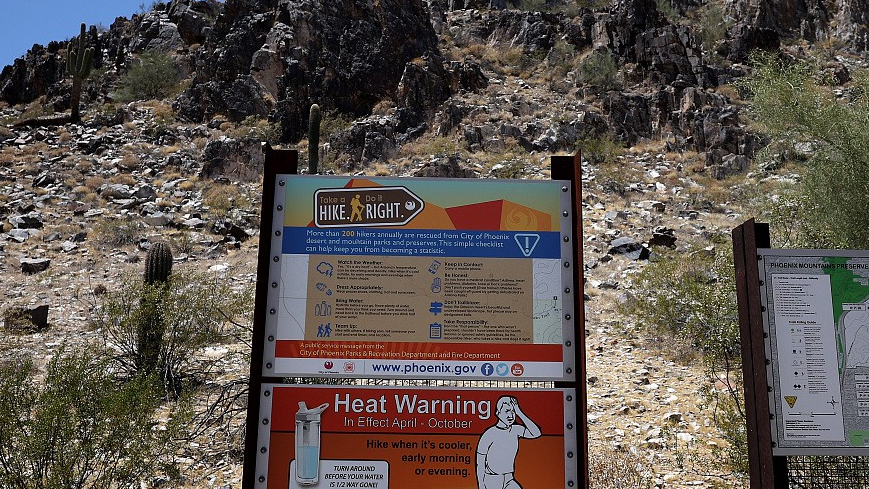 A sign about extreme heat is posted at the Piestewa Peak trailhead in Phoenix, Arizona, the U.S., June 5, 2024. /CFP