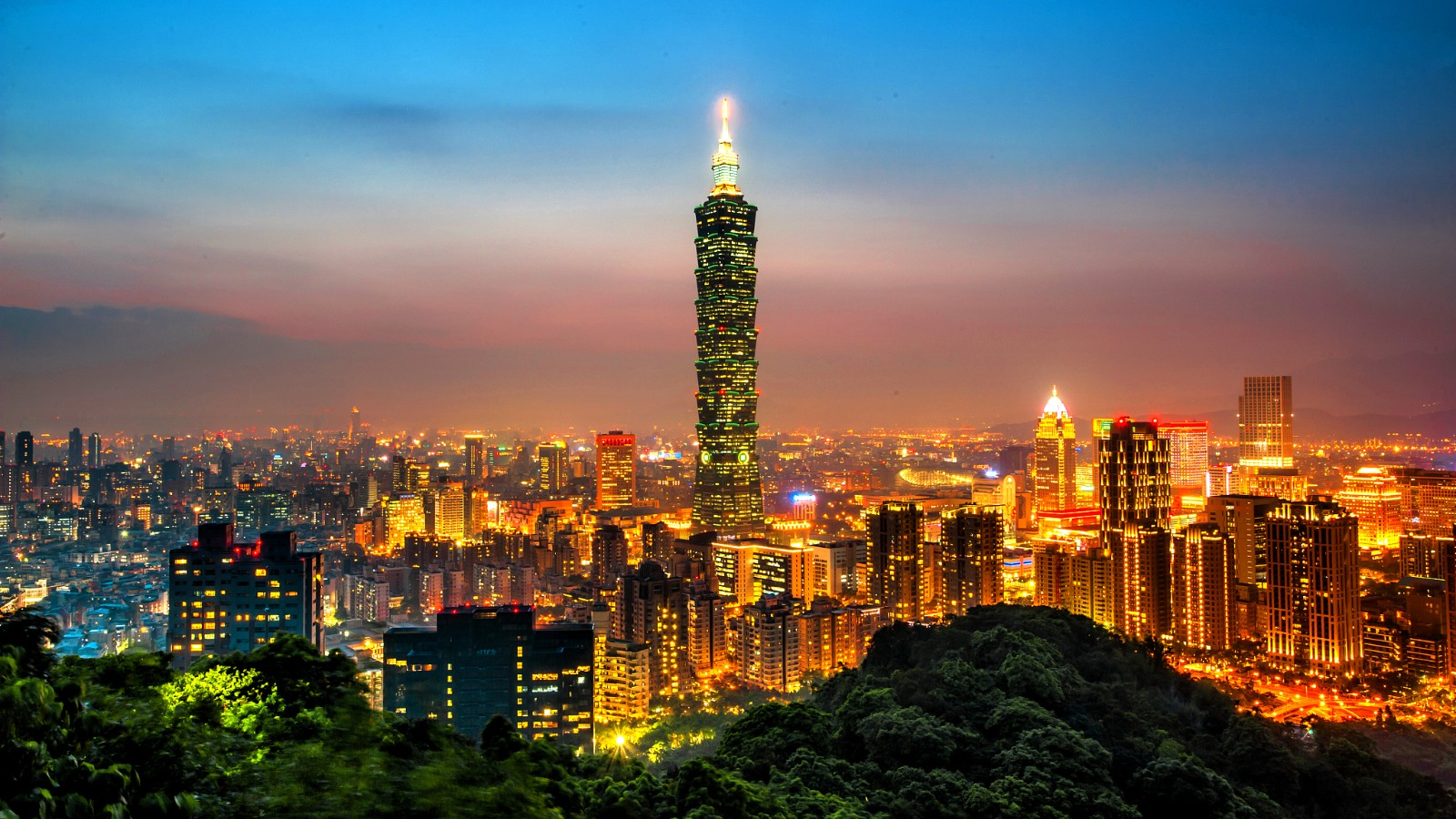 Night view of Taipei, southeast China's Taiwan region. /CFP
