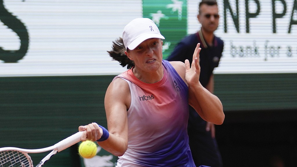 Iga Swiatek of Poland competes in the French Open women's singles quarterfinals against Marketa Vondrousova of the Czech at Roland Garros in Paris, France, June 4, 2024. /CFP