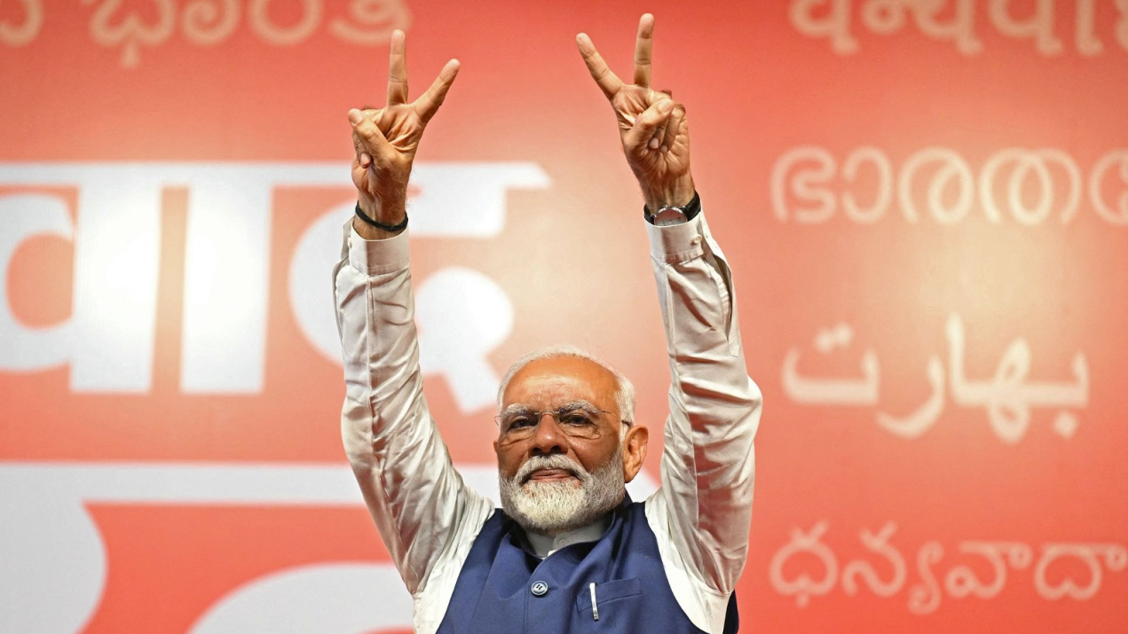 Indian Prime Minister Narendra Modi flashes the victory sign at the Bharatiya Janata Party headquarters to celebrate the party's win in New Delhi, India, June 4, 2024. /CFP