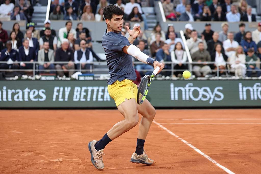 Carlos Alcaraz of Spain competes in the French Open men's singles quarterfinals against Stefanos Tsitsipas of Greece at Roland Garros in Paris, France, June 4, 2024. /CFP