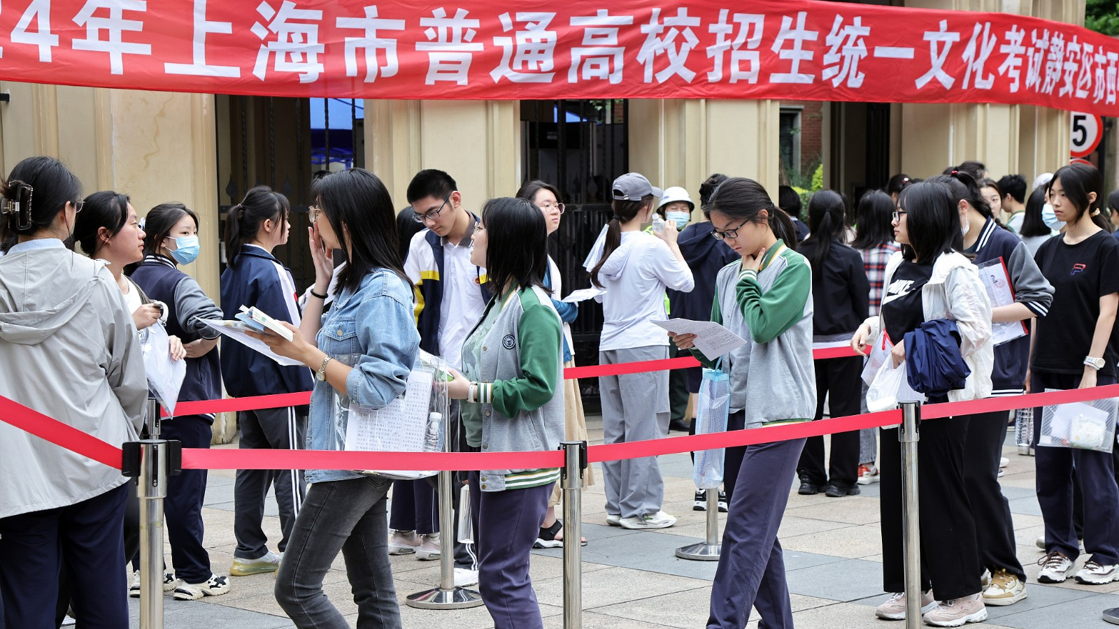 Students queue to enter an examination site in Shanghai, China, June 7, 2024. /CFP