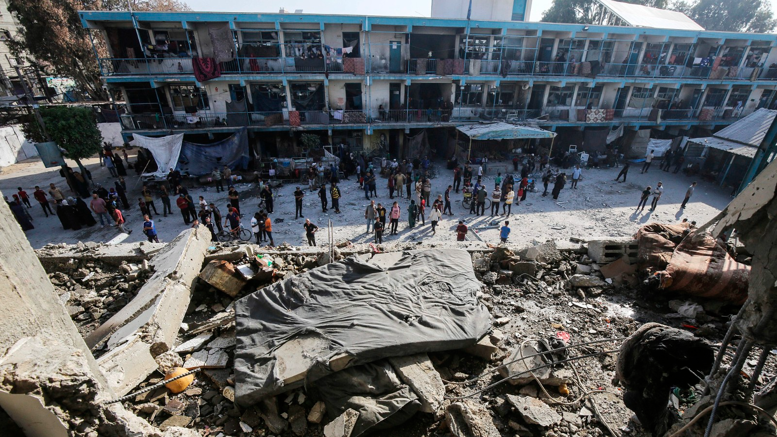 Palestinians inspect damage after an Israeli air strike on a UN-run school for displaced people in Nuseirat refugee camp, central Gaza, June 6, 2024. /CFP