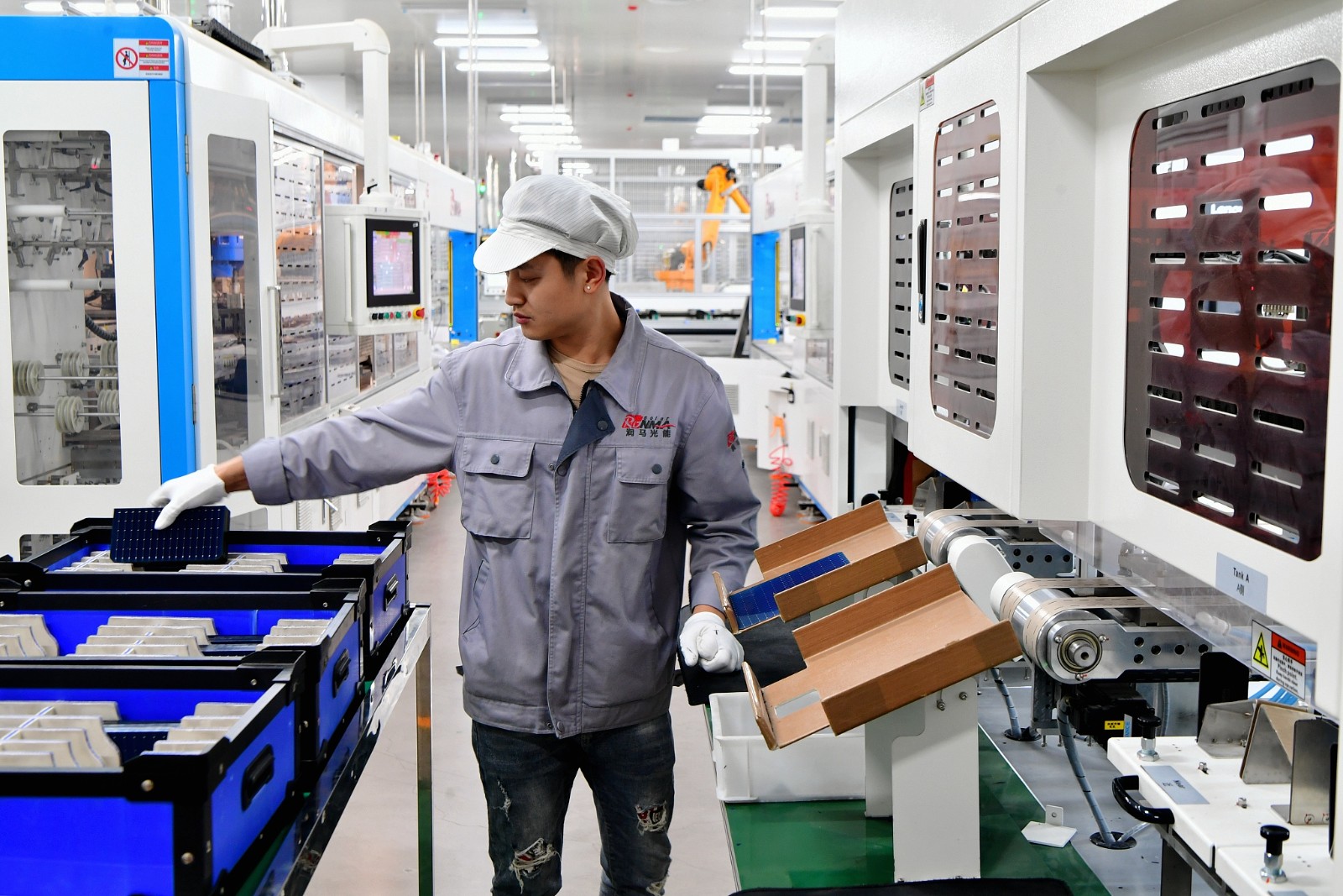 Smart production line of photovoltaic modules in Jinhua city, Zhejiang Province, January 18, 2024. /CFP