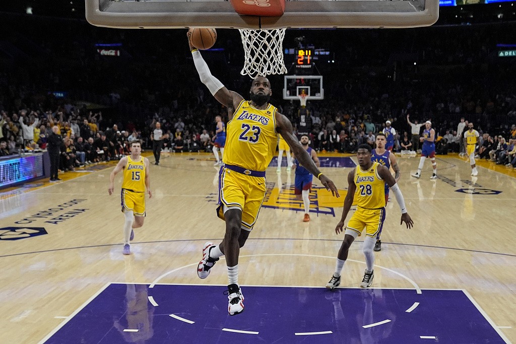 LeBron James (#23) of the Los Angeles Lakers dunks in Game 5 of the NBA Western Conference first-round playoffs against the Denver Nuggets at Ball Arena in Denver, Colorado, April 25, 2024. /CFP