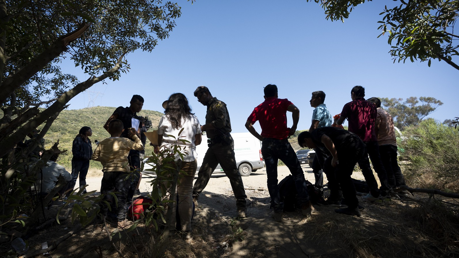 Border Patrol agents talk with migrants seeking asylum as they prepare them for transportation to be processed near Dulzura, California, U.S., June 5, 2024. /CFP