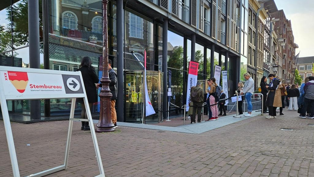 People queue to cast their ballots at a polling station in Amsterdam, the Netherlands, June 6, 2024. /Xinhua