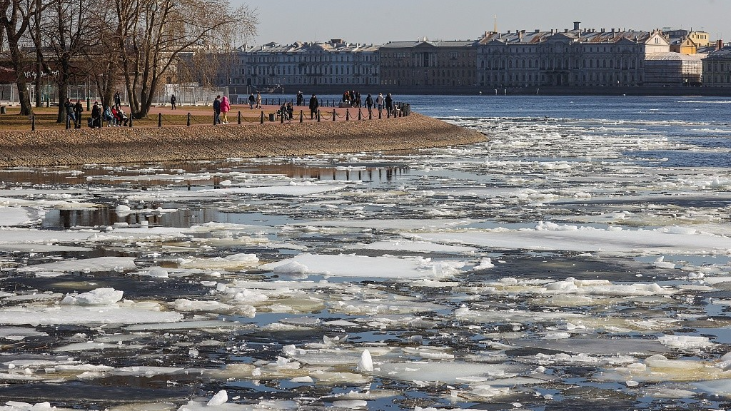 Ice floes drift along the Neva River in St. Petersburg, Russia, March 28, 2024. /CFP