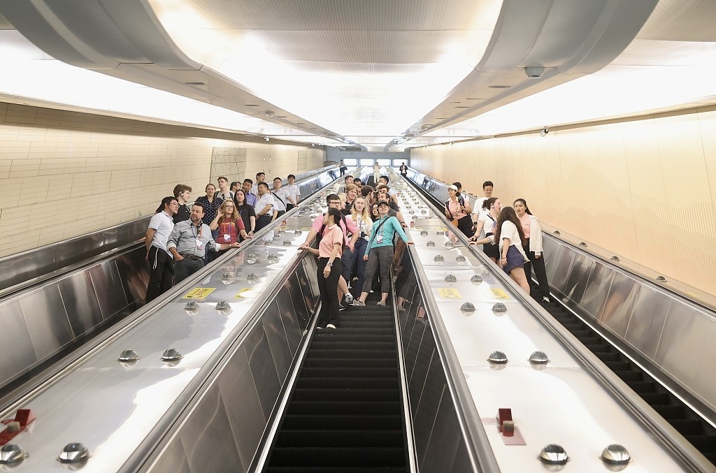 A group of college students from the U.S. go down long escalators at the Badaling Great Wall Railway Station in Beijing, June 6, 2024. /CFP