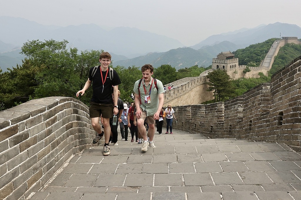 A group of college students from the U.S. visit the Badaling section of the Great Wall in Beijing, June 6, 2024. /CFP