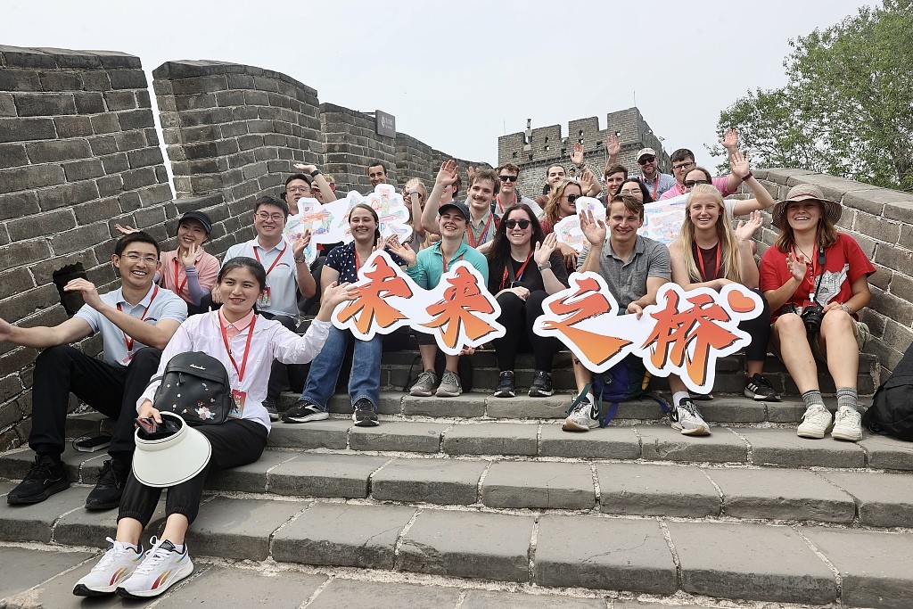 A group of college students from the U.S. visit the Badaling section of the Great Wall in Beijing, June 6, 2024. /CFP
