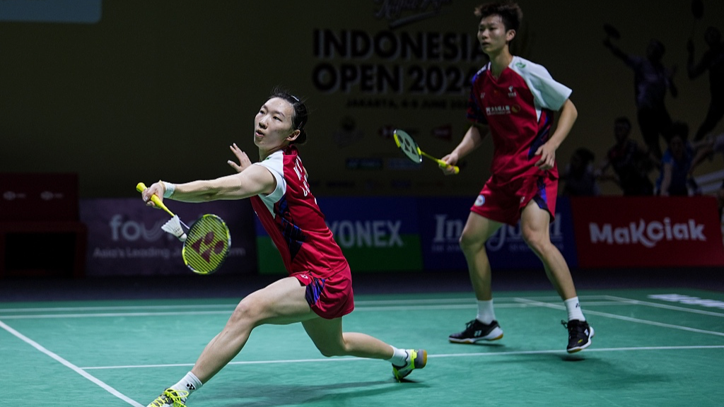 Jiang Zhenbang and Wei Yaxin of China compete in the mixed doubles quarter-finals during day four of the Indonesia Open in Jakarta, Indonesia, June 7, 2024. / CFP 
