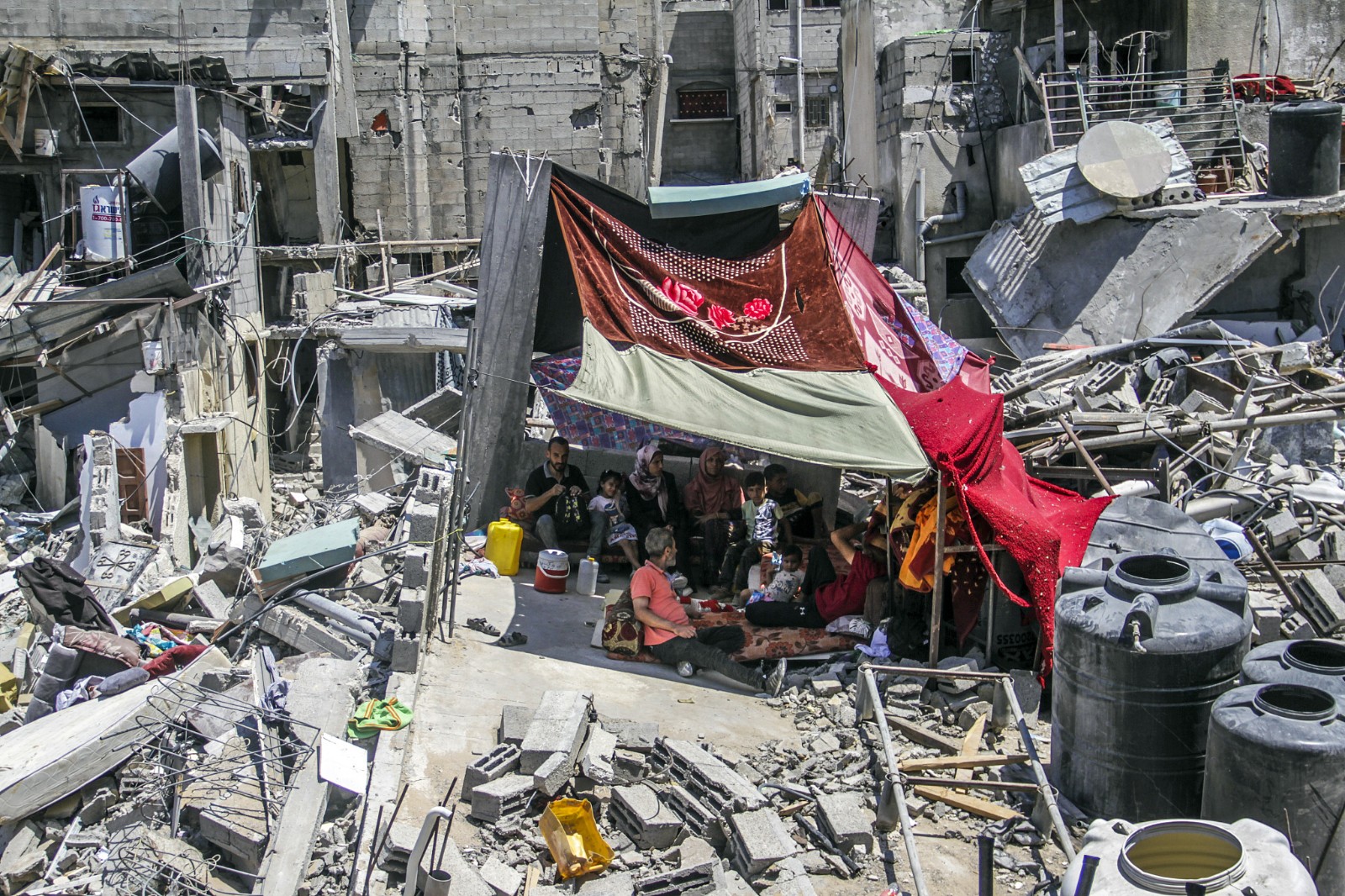 The al-Balawi family, whose house was destroyed in the attacks on the Jabalia Refugee Camp, eat food as they try to continue their lives under difficult conditions among the rubble as the Israeli attacks continue on Jabalia, Gaza, June 5, 2024. /CFP
